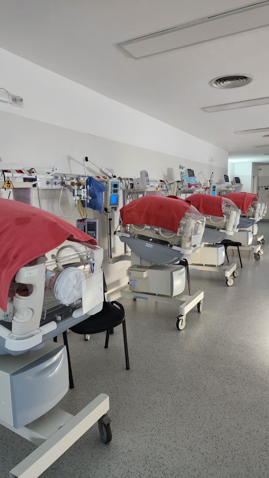Sala de cuidados intensivos neonatales con varias incubadoras